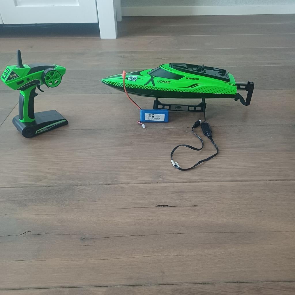 Groene RC speedboot met afstandsbediening, Hobby en Vrije tijd, Modelbouw | Radiografisch | Overige, Ophalen of Verzenden