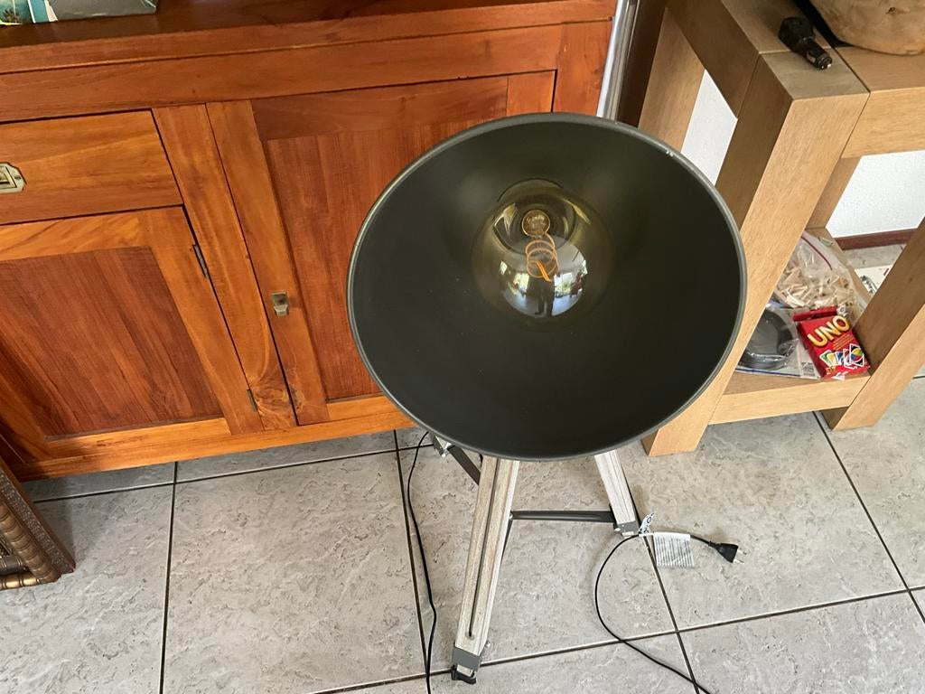 Vloerlamp op driepoot met grote gloeilamp, Ophalen of Verzenden, Gebruikt, Hout, 100 tot 150 cm