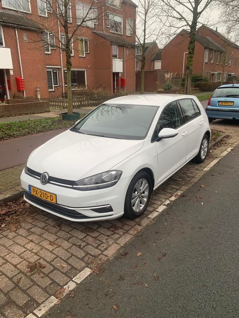 Zeer Mooie Volkswagen Golf 7,5 DSG TSI 110pk 5D, Auto's, Stof, USB, 620 kg, Wit