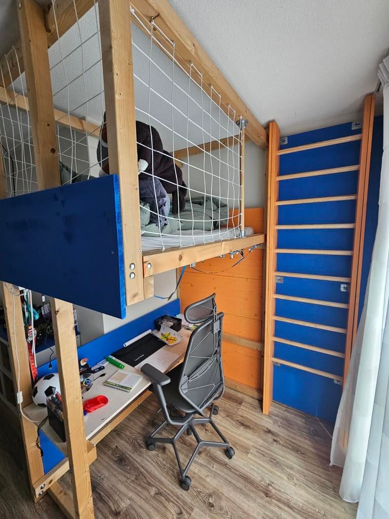 Uniek zelfgemaakt hoogbed met bureau en klimrek, Kinderen en Baby's, Ophalen of Verzenden