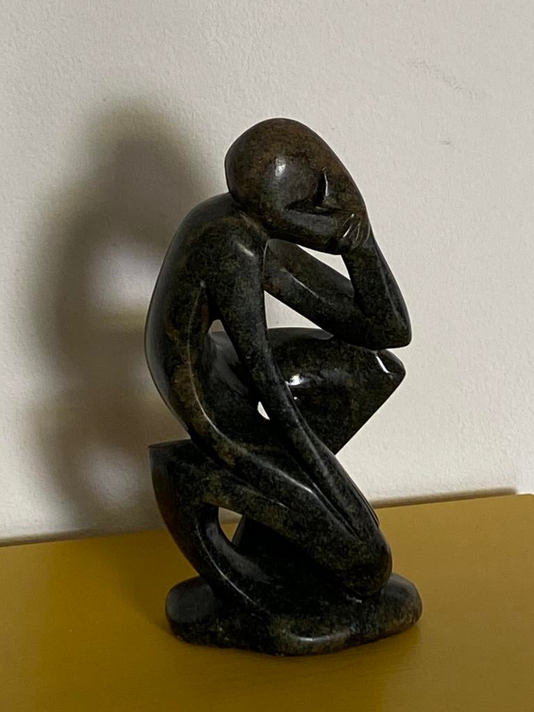 ‘Denker’ beeld speksteen groen/bruin, Ophalen of Verzenden