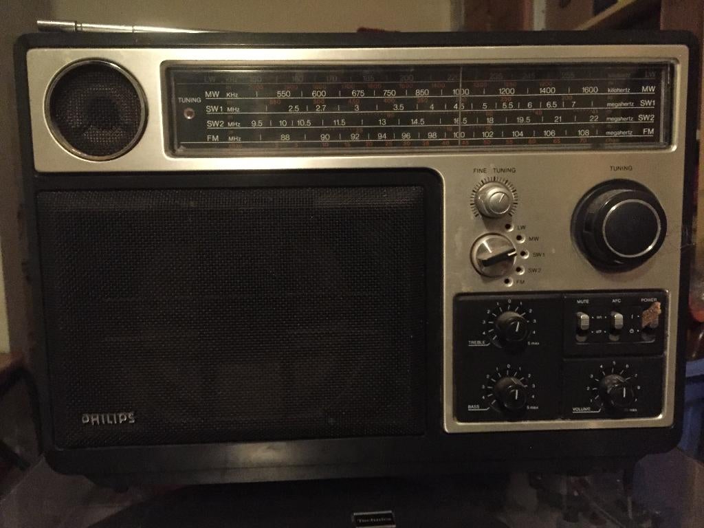 Philips radio met vier bandbreedtes MW, SW1, SW2 en FM., Ophalen of Verzenden, Gebruikt, Radio