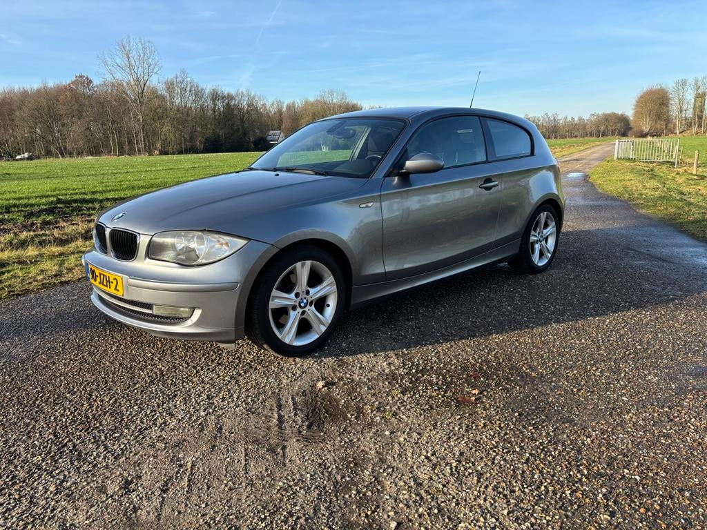 *NIEUWE APK* BMW 1-Serie 2.0 118I 3DR 2009 Grijs, Auto's, 1-Serie, Achterwielaandrijving, 1995 cc, Origineel Nederlands