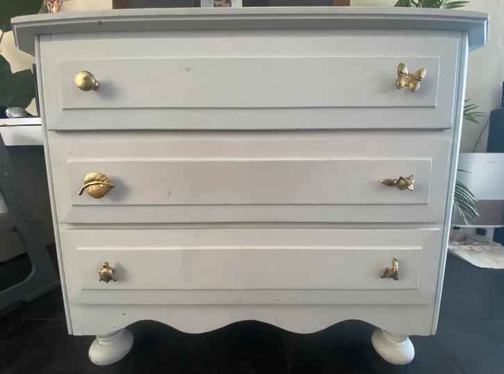 Opknapper witte commode met goudkleurige knopjes, Huis en Inrichting, Kasten | Ladekasten, Gebruikt, Minder dan 100 cm, 100 tot 150 cm