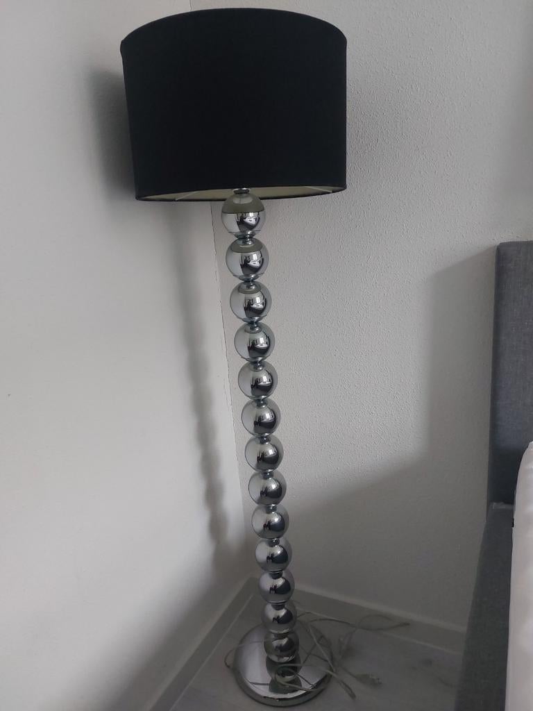 Vloerlamp met zwarte kap en chromen voet, Ophalen of Verzenden