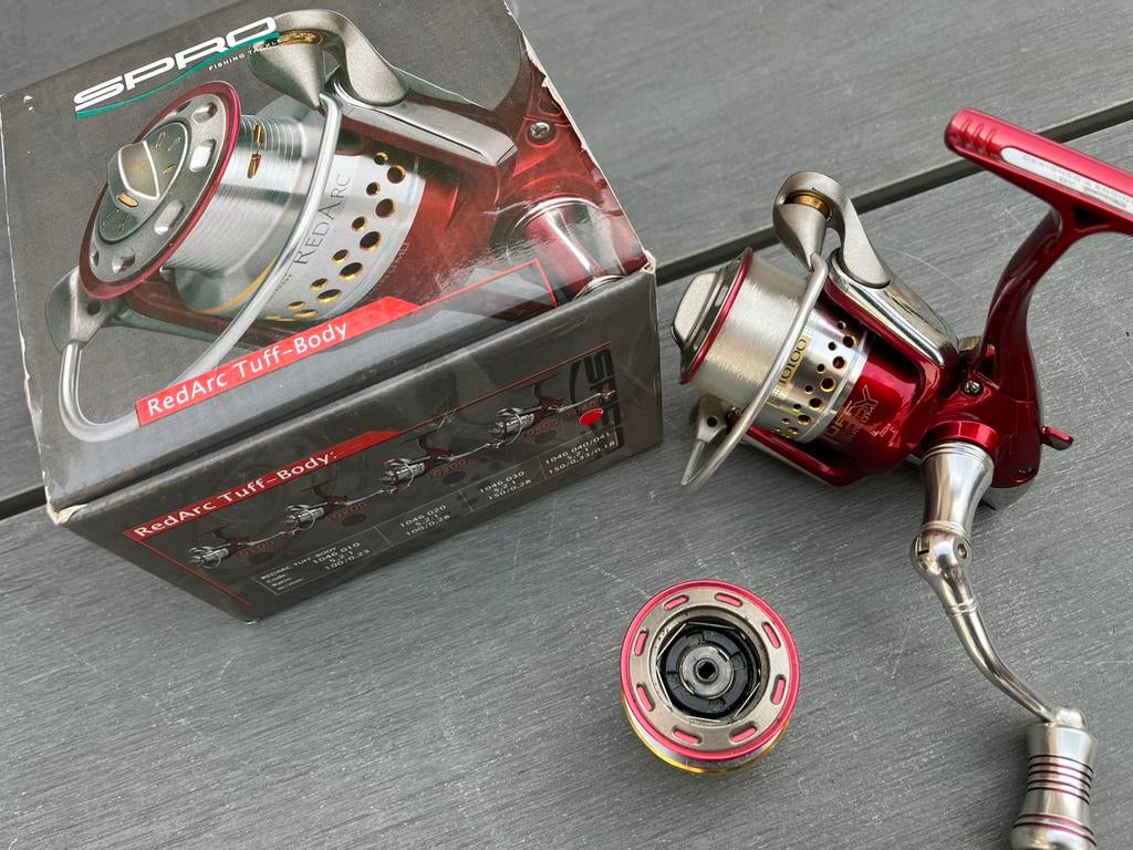 Spro Red Arc 10-100 met 2 volle spoelen nylon met doos, Ophalen of Verzenden