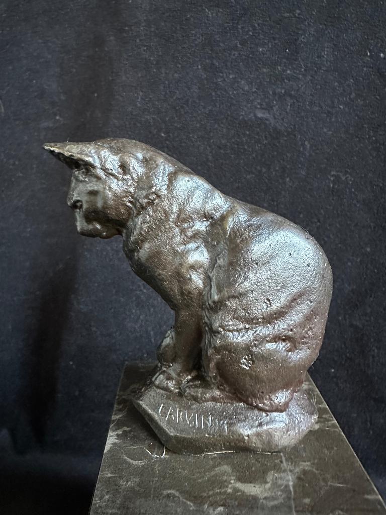 Poes op hoge natuurstenen sokkel.Brons, Ophalen of Verzenden, Brons, Beeld