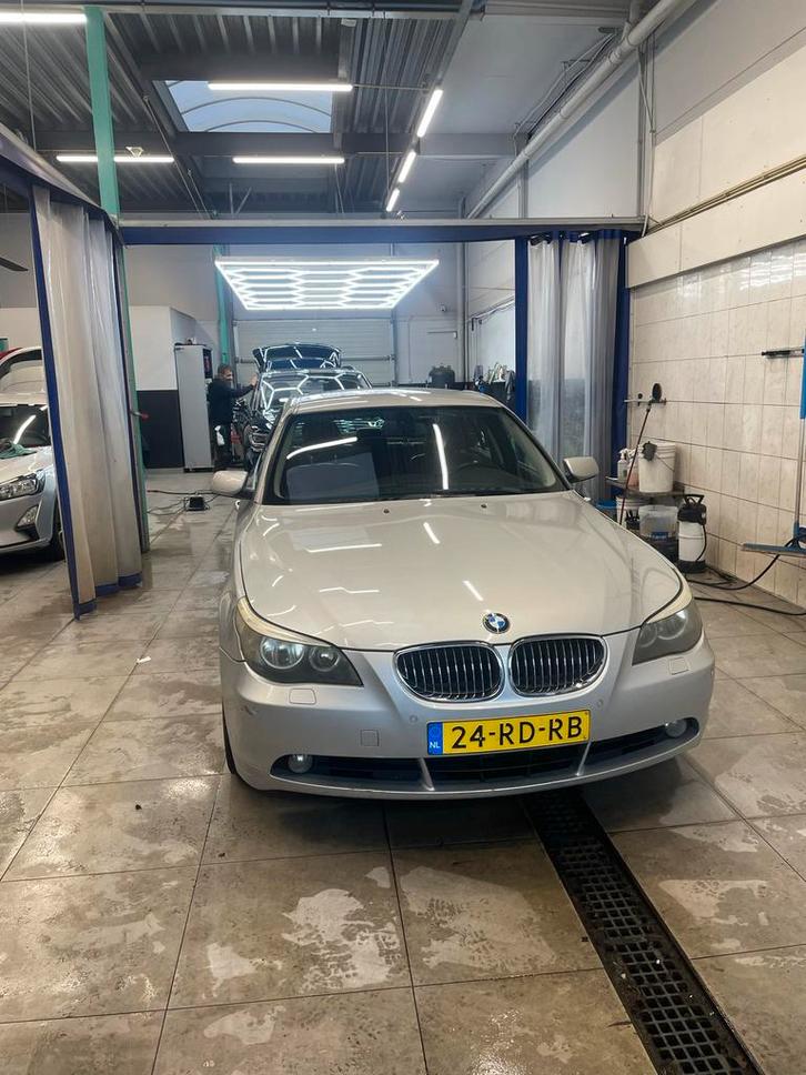 BMW 5-Serie 2.5 I 525 AUT 2005 Grijs, Auto's, BMW, Particulier, 5-Serie, Benzine, D, Sedan, Automaat, Origineel Nederlands, Zilver of Grijs