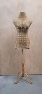 Rotan paspop / etalagepop op houten standaard, Ophalen