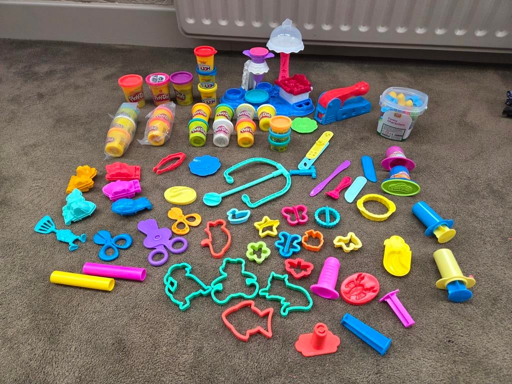 Grote Play-Doh set met veel accessoires en nieuwe potjes, Ophalen of Verzenden, Gebruikt, Knutselen