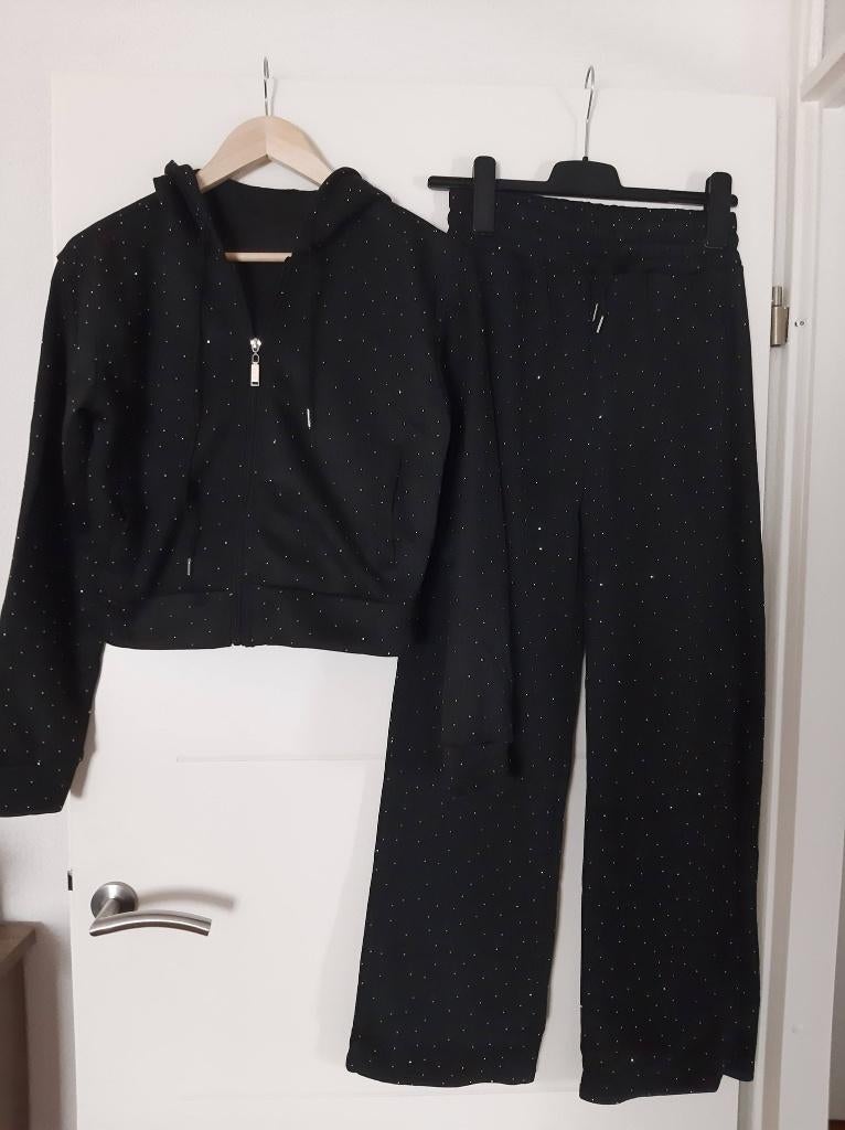 Gloednieuw zwart pak met strass Mt M/L, Kleding | Dames, Huispakken, Ophalen of Verzenden, Nieuw, Maat 38/40 (M), Zwart
