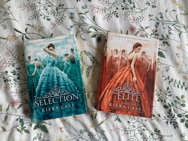 Deel 1 & 2 van The Selection - Kiera Cass (hardcover), Boeken, Kinderboeken | Jeugd | 13 jaar en ouder, Zo goed als nieuw, Fictie