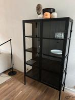 Leuke zwarte ijzeren vitrinekast, Huis en Inrichting, Kasten | Vitrinekasten, Ophalen, 100 tot 150 cm, Glas, 150 tot 200 cm