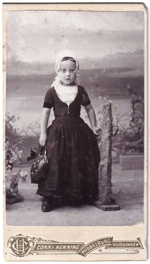 CDV - Kind Meisje Klederdracht Walcheren - Foto Henning, Gebruikt, Foto, Klederdracht, Ophalen of Verzenden