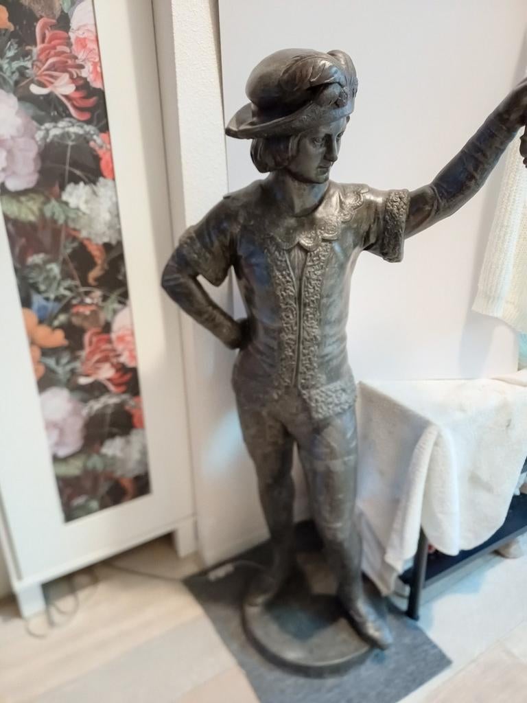 Mooi antiek beeld van een jonker met lamp, Ophalen