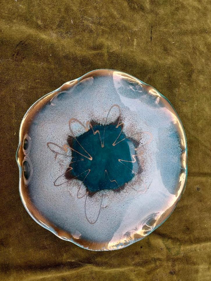 Vintage groen met goudverf aardewerk schaal., Antiek en Kunst, Antiek | Keramiek en Aardewerk, Verzenden