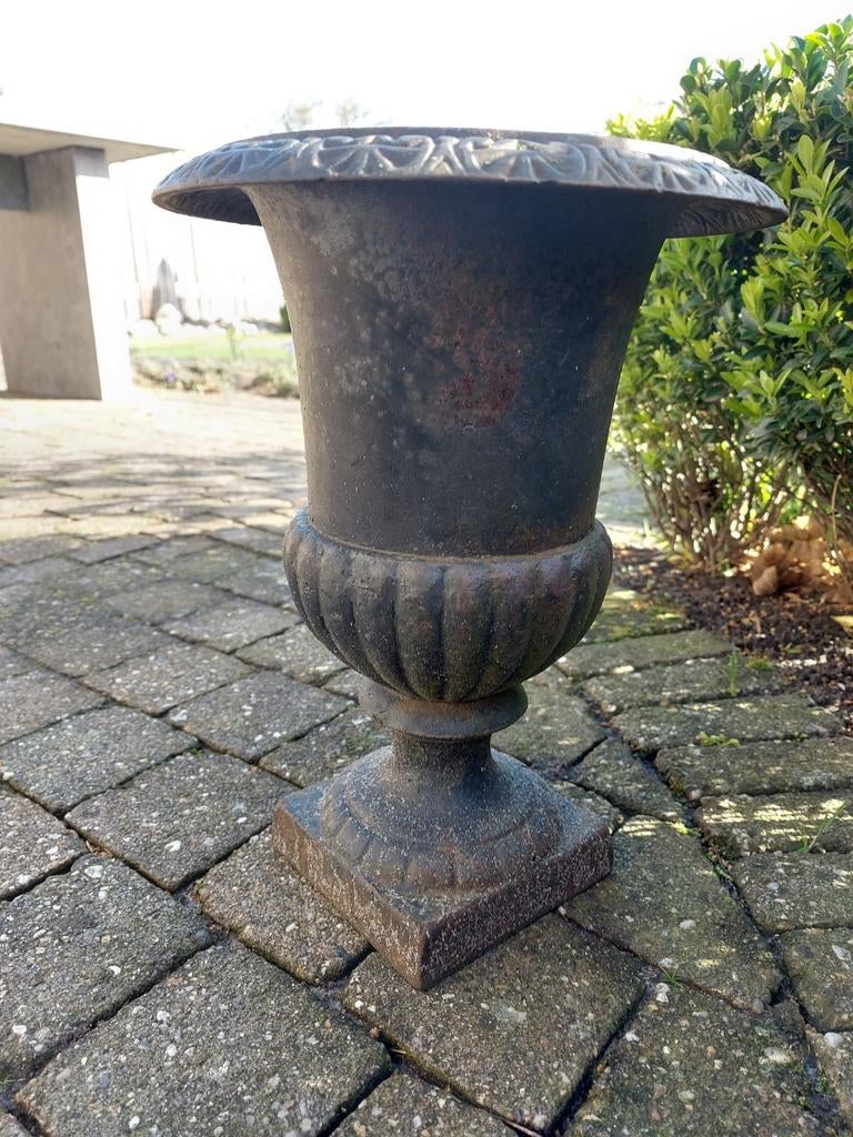 Antieke gietijzeren tuinvaas, Tuin en Terras, Tuinvazen, Ophalen, Gebruikt