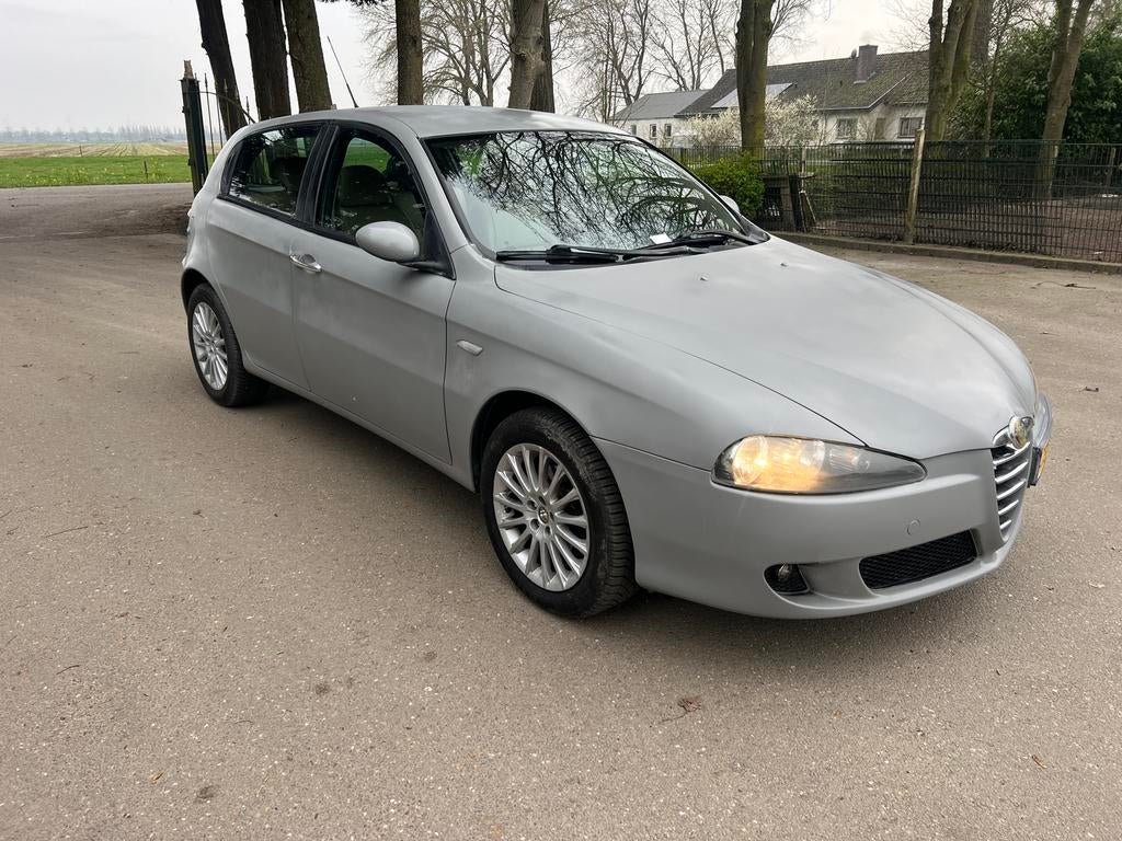 Nieuwe apk! Alfa Romeo 147 1.6 T.spark 16V 88KW 5DR 2005, Auto's, Voorwielaandrijving, 1195 kg, 4 cilinders, 400 kg
