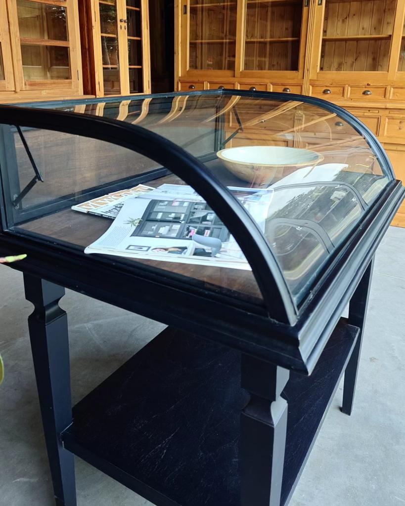 Prachtige zwarte winkelvitrine | Museumkast #2164, Huis en Inrichting, Kasten | Vitrinekasten, Niet ingevuld, Metaal, Gebruikt