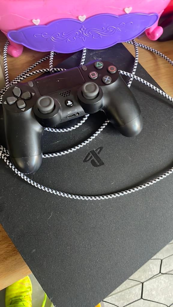 Ps4 slim met oplader controller en kabels erbij, Spelcomputers en Games, Spelcomputers | Sony PlayStation Consoles | Accessoires