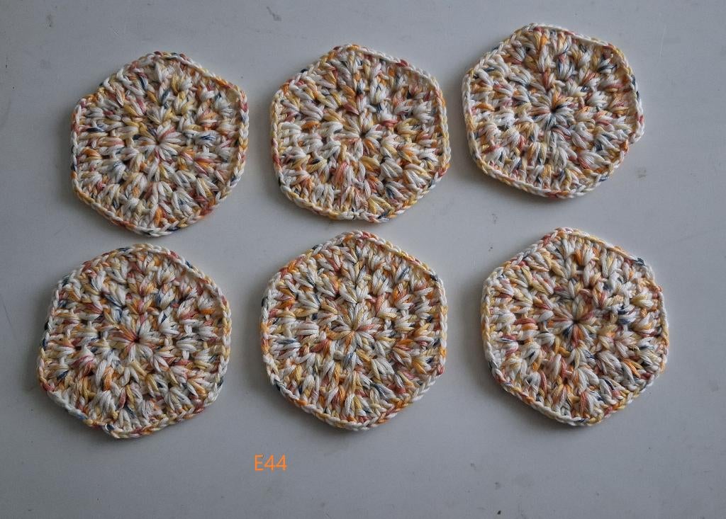 E44. 6 gehaakte onderzetters oranje gemêleerd., Hobby en Vrije tijd, Ophalen of Verzenden, Nieuw, Haken, Overige typen