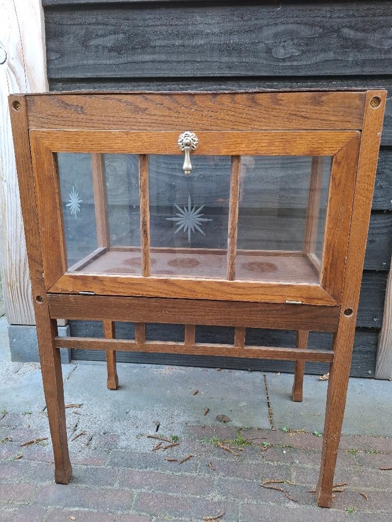 Theekastje met geslepen glas, Ophalen, Gebruikt