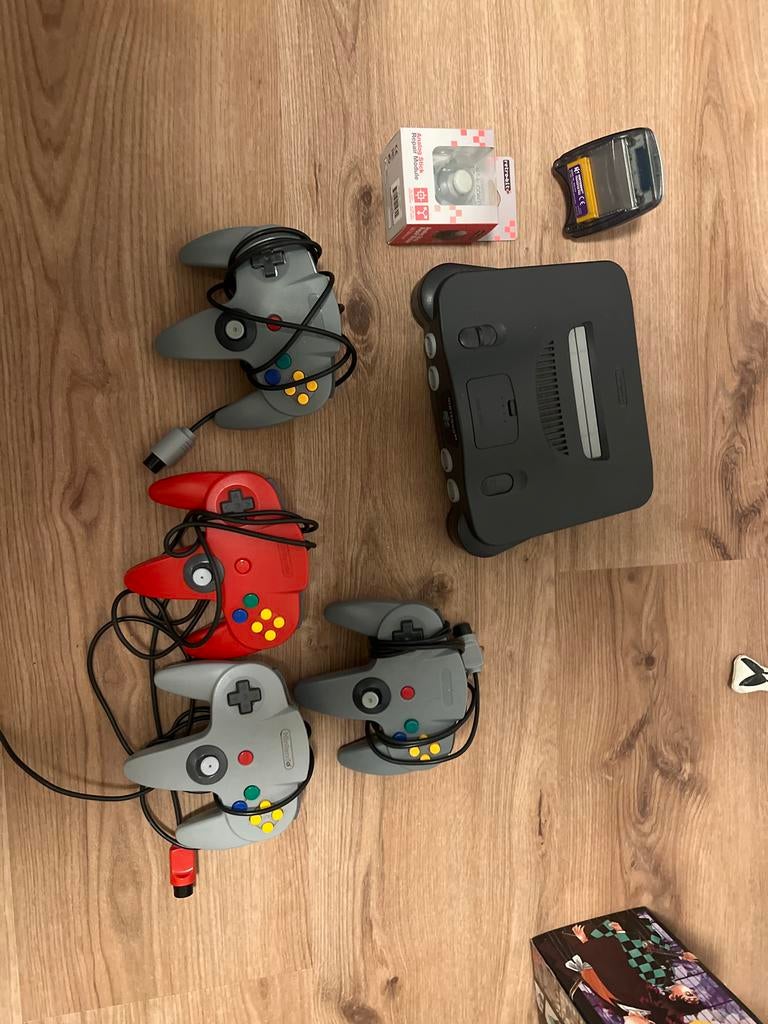 Werkende N64 met 4 controllers en accessoires, Ophalen of Verzenden, Gebruikt, Met 3 controllers of meer