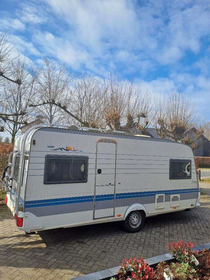 Hobby caravan 495 prestige, Caravans en Kamperen, Caravans, Particulier, tot en met 4, 1000 - 1250 kg, Rondzit, Hobby, Vast bed