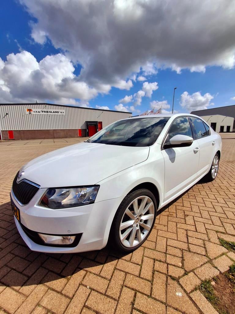 Skoda Octavia 1.2 TSI 81KW 2016 Wit, Auto's, Skoda, Particulier, Octavia, Benzine, A, Hatchback, Handgeschakeld, Origineel Nederlands