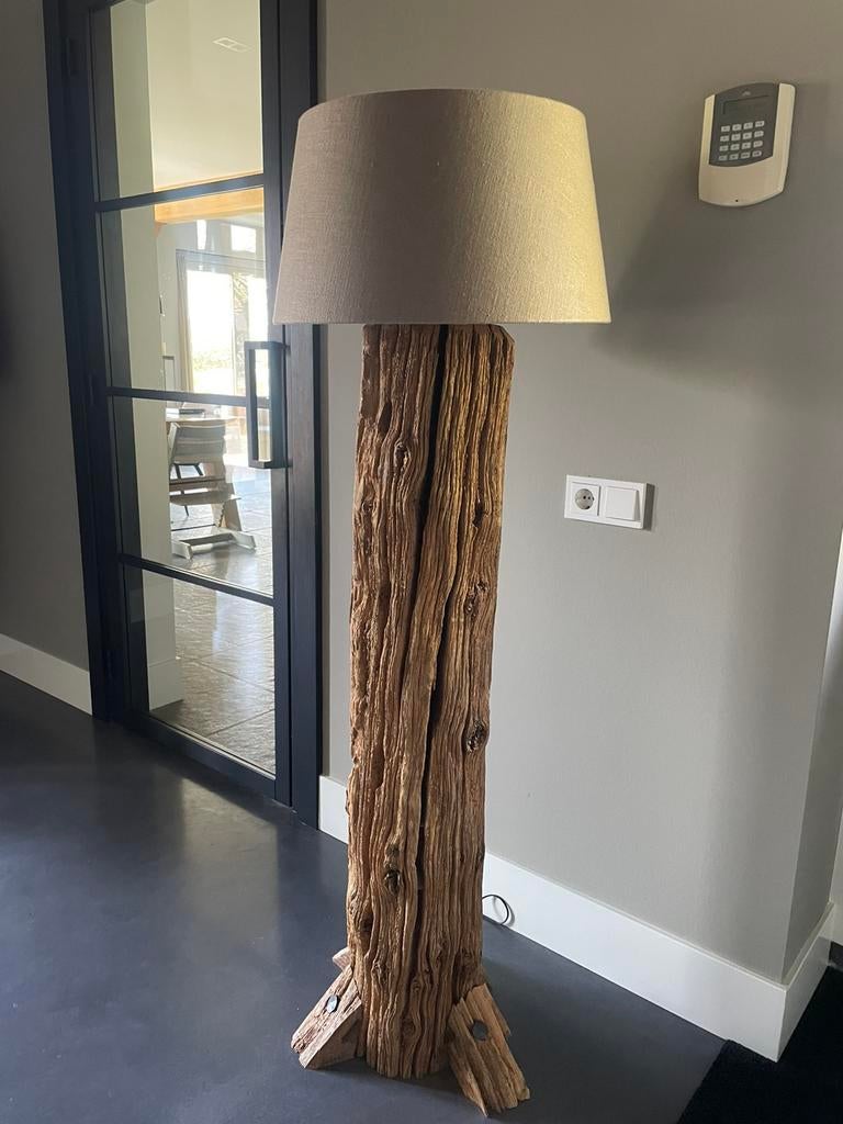 Prachtige lamp van hout en lampenkap, Huis en Inrichting, Lampen | Vloerlampen, Ophalen, Zo goed als nieuw, Hout, Minder dan 100 cm