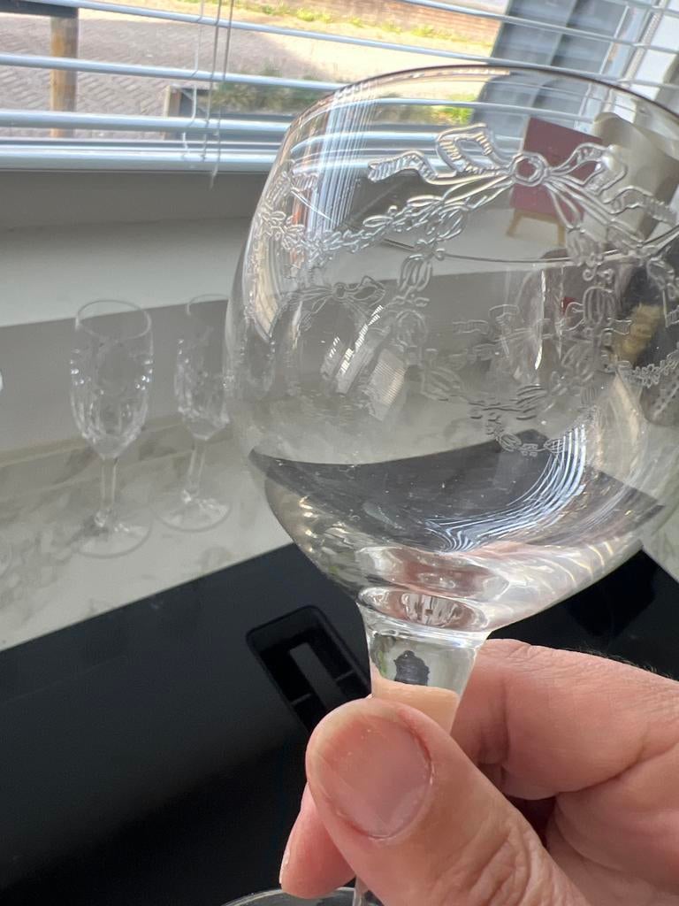 Wijnglas met decoratie, Ophalen of Verzenden