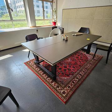 Groot werkplek bureau beschikbaar voor biedingen