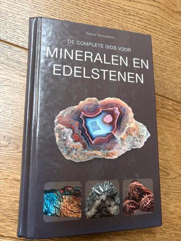 Mineralen en Edelstenen Gids beschikbaar voor biedingen