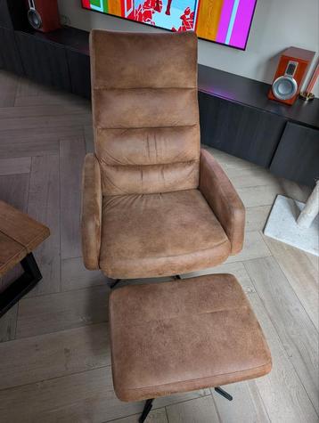 Mooie fauteuil met voetenbankje  beschikbaar voor biedingen