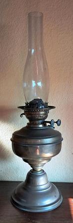 Engelse koperen olielamp 1900 met dubbele pit. Noodpakket, Huis en Inrichting, Lampen | Tafellampen, Gebruikt, Glas, Minder dan 50 cm