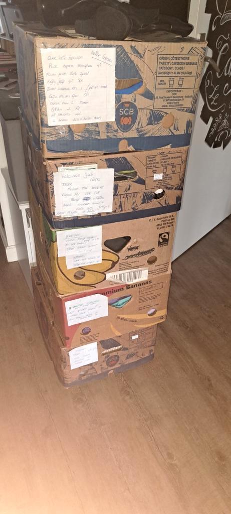 5 bananendozen met heel veel goede kleding maat 38 40, Diversen, Rommelmarktspullen, Zo goed als nieuw, Ophalen of Verzenden