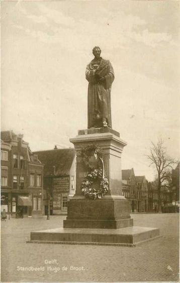 (300-170-035) Delft Standbeeld Hugo de Groot beschikbaar voor biedingen
