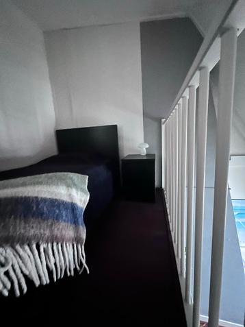 Malm ikea zwart 1-pers bed.  Bijpassend nachtkastje - afbeelding 4