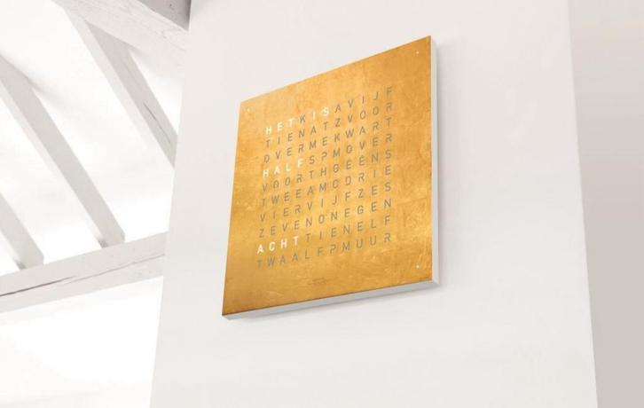 Nieuw Qlocktwo Gold Woordklok Design Klok 45 x 45, Huis en Inrichting, Woonaccessoires | Klokken, Nieuw, Wandklok, Digitaal, Ophalen of Verzenden