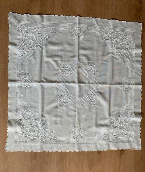 TAFELKLEED MET WIT OP WIT BORDUURWERK, Huis en Inrichting, Tafelkleden, Zo goed als nieuw, Vierkant, Ophalen of Verzenden