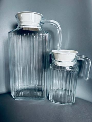 2x Glazen Waterkaraf/Sapkan met Wit Deksel Nieuw beschikbaar voor biedingen