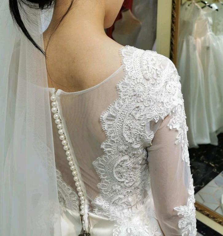 Luxe moderne Trouwjurk size M bruidsjurk + schoenen & broche, Kleding | Dames, Trouwkleding en Trouwaccessoires, Zo goed als nieuw