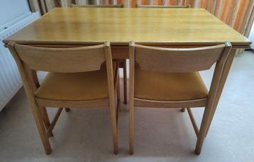 Vintage uitschuifbare eettafel met 4 stoelen (Scandinavisch) beschikbaar voor biedingen