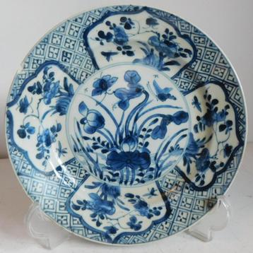 Chinees porseleinen bord uit de Kangxi periode (1661-1722) beschikbaar voor biedingen