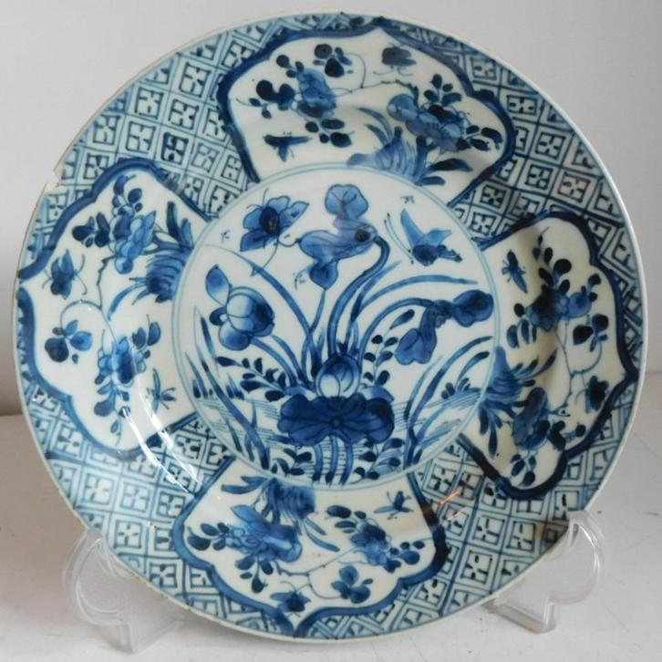 Chinees porseleinen bord uit de Kangxi periode (1661-1722), Antiek en Kunst, Kunst | Niet-Westerse kunst, Ophalen of Verzenden