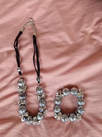 Zilverkleurige ketting en armband set beschikbaar voor biedingen