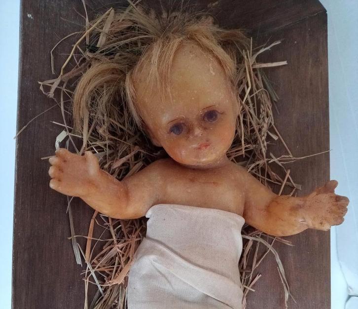 Antiek Kindje Jezus gemaakt van was in Kribbe van hout, Diversen, Kerst, Ophalen of Verzenden