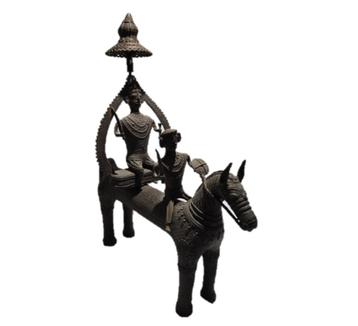 Groot bastar paard met figuren en zwaarden beschikbaar voor biedingen