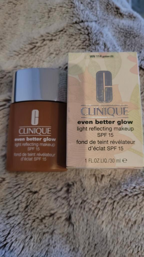 Clinique Even Better Glow Foundation - WN 114 Golden (D), Sieraden, Tassen en Uiterlijk, Uiterlijk | Cosmetica en Make-up, Ophalen of Verzenden