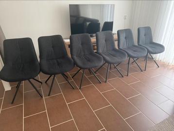 Eettafel luxe stoelen. Zo goed als nieuw! Ophalen:Amstelveen beschikbaar voor biedingen